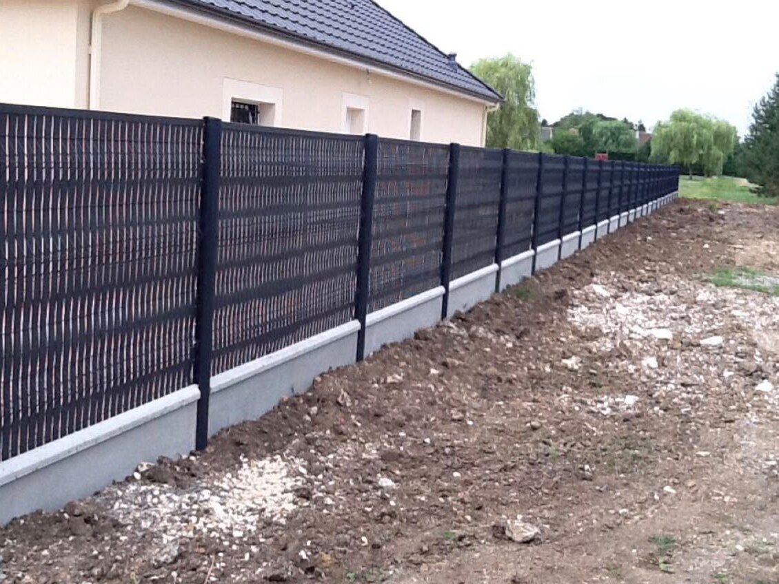 Clôture rigide anthracite posée devant une maison