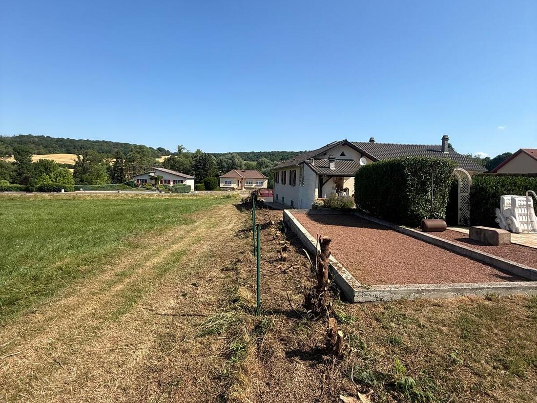 Piquetage du tracé de la future clôture sur terrain en pente avant terrassement