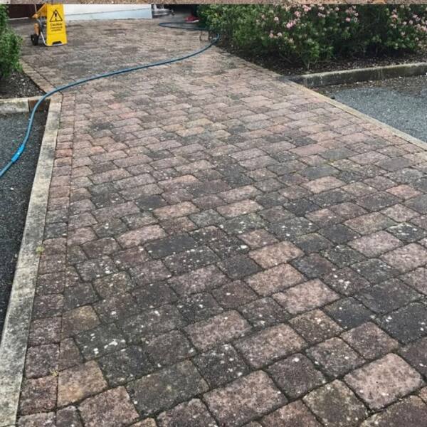 Allée d’accès envahie de mousse et de traces noires