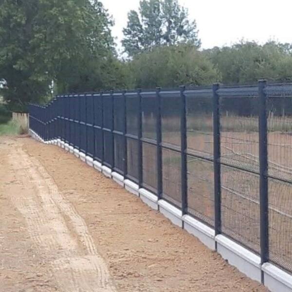 Clôture rigide anthracite posée le long d’une allée sur un autre chantier