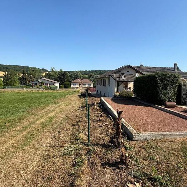 Piquetage du tracé de la future clôture à Saint-Avold, avant terrassement