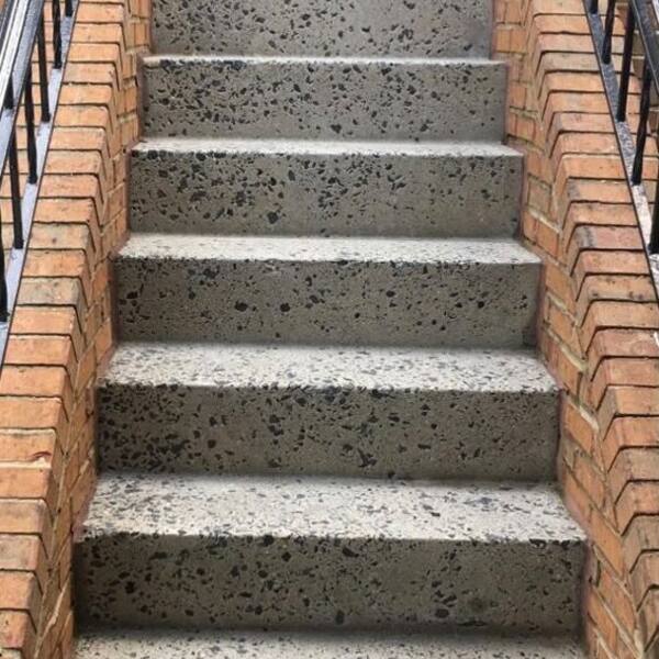 Marches d’escalier extérieur dégagées et nettoyées